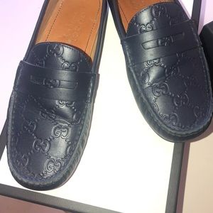 Men’s Gucci loafers and navy blue with Gucci print
